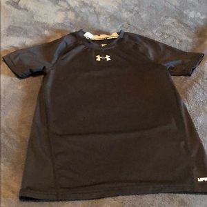 Boys size medium fitted black UA tee